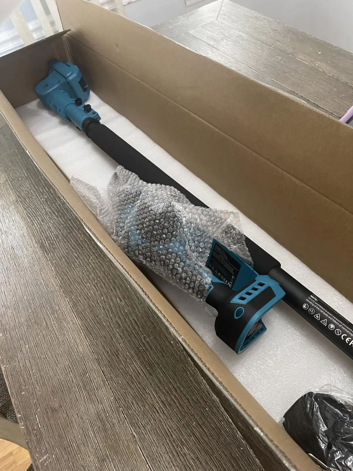 Telescopic pole saw in use